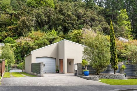 Photo of property in 108 Pinehaven Road, Pinehaven, Upper Hutt, 5019