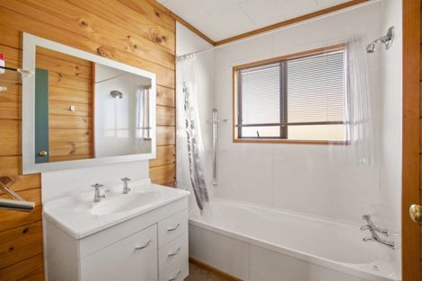 Photo of property in 71 Cedar Drive, Kelvin Heights, Queenstown, 9300