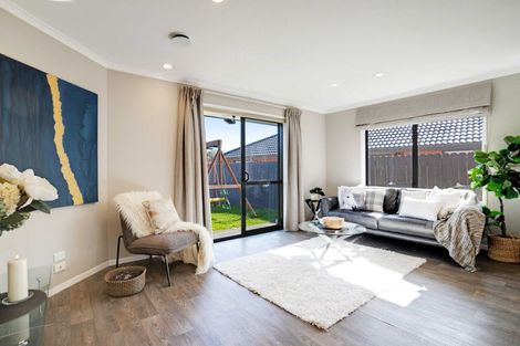 Photo of property in 27 Nimstedt Avenue, Oteha, Auckland, 0632