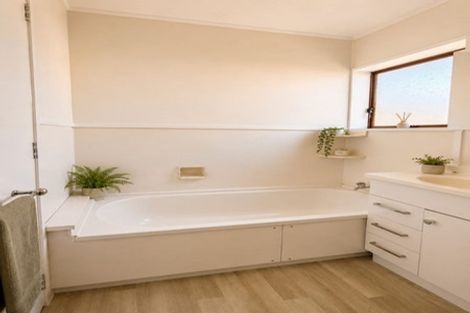 Photo of property in 2/14 Aberfeldy Avenue, Highland Park, Auckland, 2010