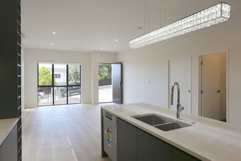Photo of property in 1b Kirkdale Place, Northcross, Auckland, 0632