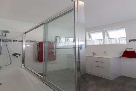 Photo of property in 4 De Thiery Place, Pakuranga Heights, Auckland, 2010