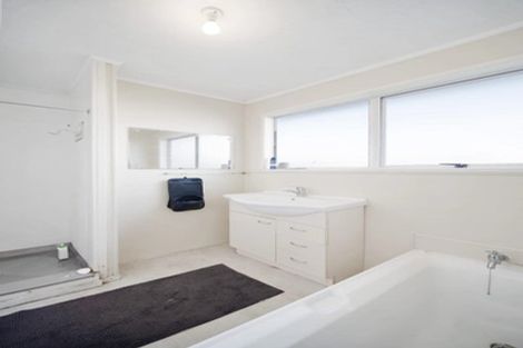 Photo of property in 28 Hinton Place, Weymouth, Auckland, 2103