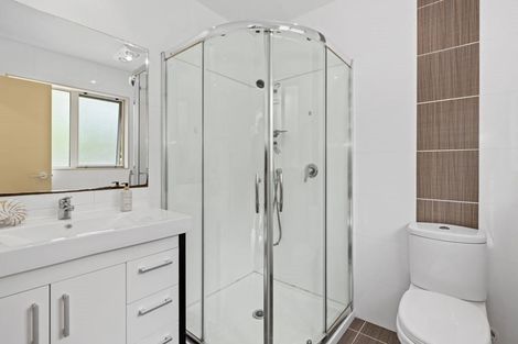 Photo of property in 78 Lake Panorama Drive, Henderson Valley, Auckland, 0612