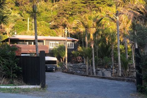 Photo of property in 1 Piha Road, Piha, New Lynn, 0772