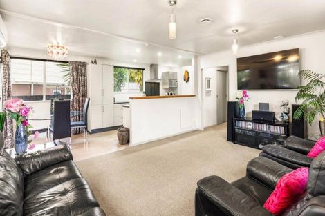 Photo of property in 12 Quo Vadis Place, Red Beach, 0932