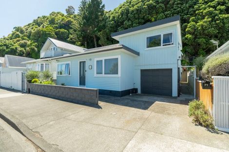 Photo of property in 71 Muritai Road, Eastbourne, Lower Hutt, 5013