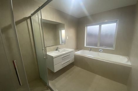 Photo of property in 5 Kilmacrennan Drive, Rosehill, Papakura, 2113