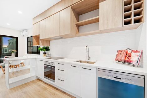 Photo of property in 10 Don Oliver Lane, Glen Eden, 0602