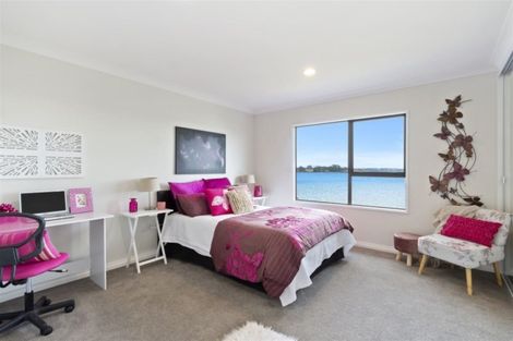 Photo of property in 8 Della Place, Conifer Grove, Takanini, 2112