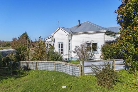 Photo of property in 16 Castle Street, Eltham, 4322