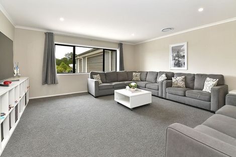 Photo of property in 4 Loretta Place, Red Beach, 0932