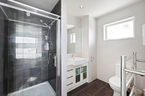 Photo of property in 111 Lake Panorama Drive, Henderson Valley, Auckland, 0612