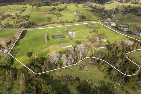 Photo of property in 320 Pine Valley Road, Dairy Flat, 0992