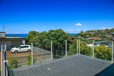 Photo of property in 2/33 Hyde Road, Rothesay Bay, Auckland, 0630