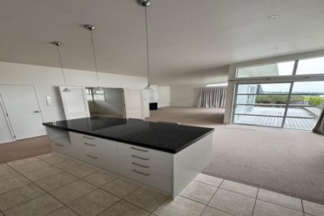 Photo of property in 8a Glenfield Road, Birkenhead, Auckland, 0626