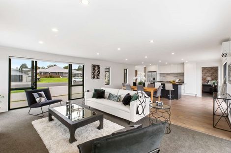 Photo of property in 2 Glennron Lane, Waiuku, 2123