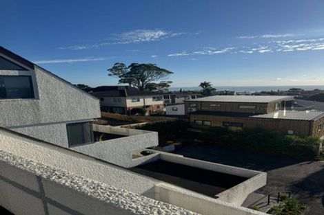 Photo of property in 2/7 Calypso Place, Rothesay Bay, Auckland, 0630