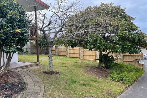 Photo of property in 72 Totaravale Drive, Totara Vale, Auckland, 0629