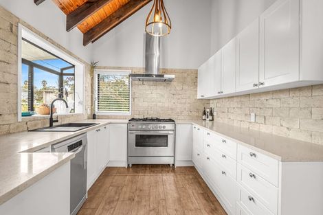 Photo of property in 11 Moffat Road, Red Beach, 0932