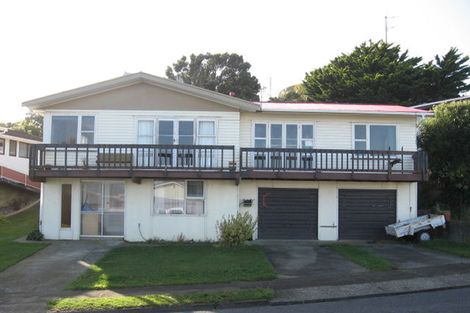 Photo of property in 104 Gloaming Hill, Titahi Bay, Porirua, 5022