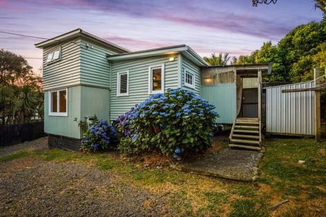 Photo of property in 132 Seaview Road, Piha, New Lynn, 0772