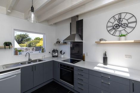 Photo of property in 2 Bermuda Grove, Paraparaumu Beach, Paraparaumu, 5032