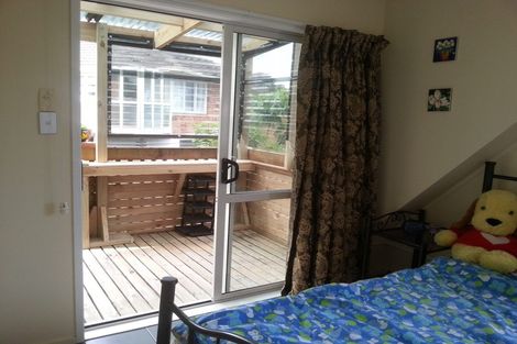 Photo of property in 11 Cobblestone Lane, Hillcrest, Auckland, 0627