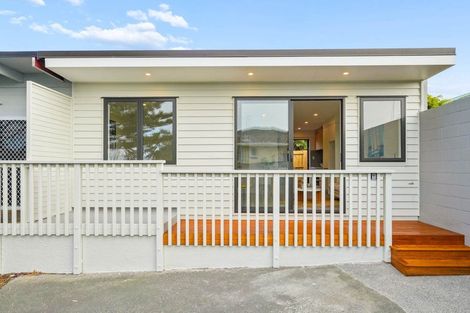 Photo of property in 2/92 Titirangi Road, New Lynn, Auckland, 0600
