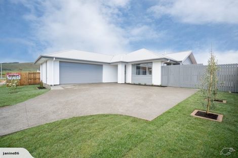 Photo of property in 5 Mediterranean Grove, Fitzherbert, Palmerston North, 4410