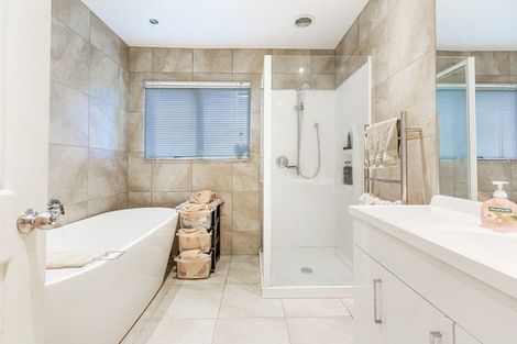 Photo of property in 21a Woodfern Crescent, Titirangi, Auckland, 0604