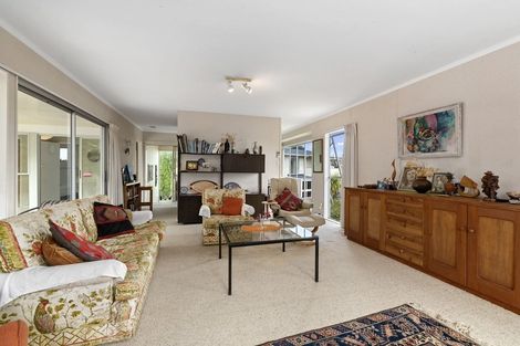 Photo of property in 72 Ravenwood Drive, Forrest Hill, Auckland, 0620