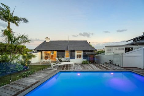 Photo of property in 16 Hinemoa Terrace, Birkenhead, Auckland, 0626