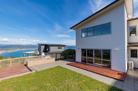 Photo of property in 27 Tamworth Crescent, Newlands, Wellington, 6037