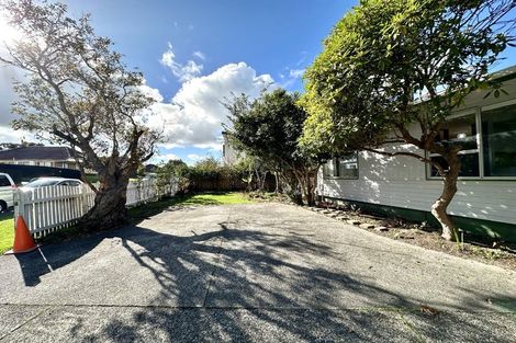 Photo of property in 6 Finlow Drive, Te Atatu South, Auckland, 0610