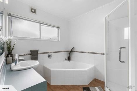 Photo of property in 3/1a Castor Bay Road, Castor Bay, Auckland, 0620