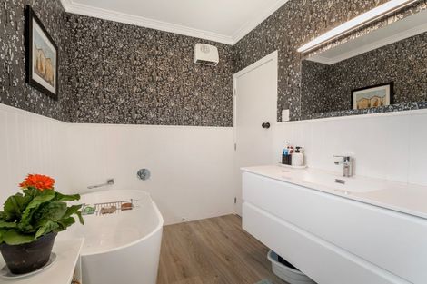 Photo of property in 5 Wigan Place, Hokowhitu, Palmerston North, 4410