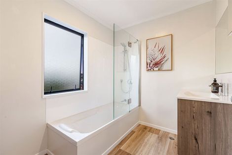 Photo of property in 11 Gunner Drive, Te Atatu Peninsula, Auckland, 0610