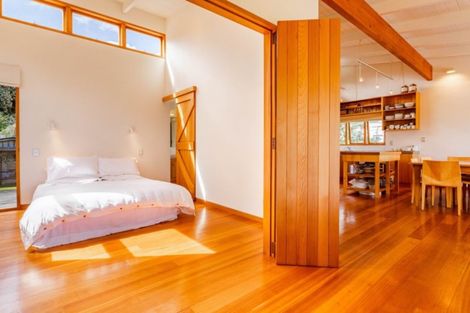 Photo of property in 127 Marine Parade North, Piha, New Lynn, 0772