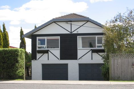 Photo of property in 2/64 Aberdeen Road, Campbells Bay, Auckland, 0620