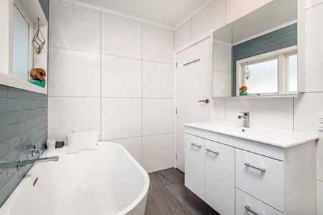 Photo of property in 1/30 Selwyn Crescent, Forrest Hill, Auckland, 0620