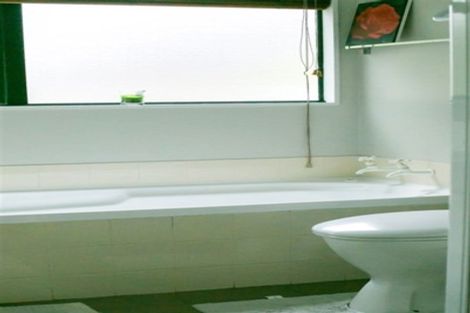 Photo of property in 1/5 Ribbonwood Crescent, Goodwood Heights, Auckland, 2105