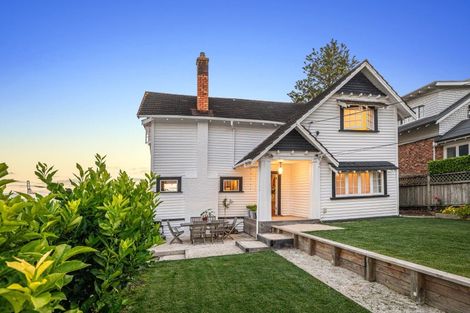 Photo of property in 5 Stanley Point Road, Stanley Point, Auckland, 0624