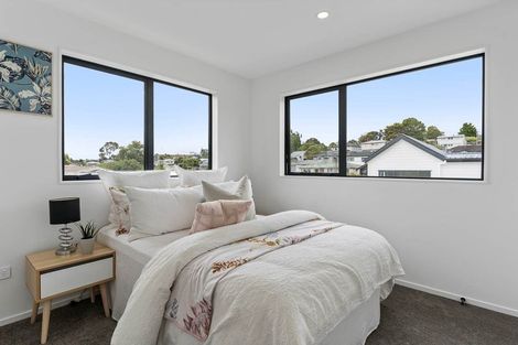 Photo of property in 2/81 Vodanovich Road, Te Atatu South, Auckland, 0610