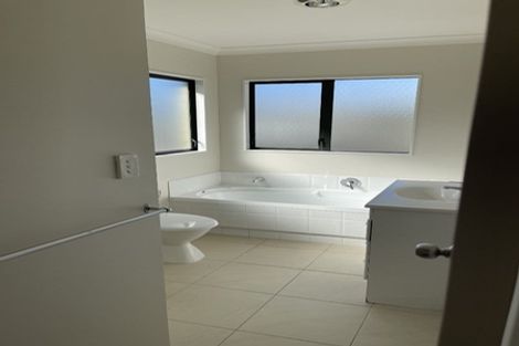 Photo of property in 12 Mediterranean Way, Goodwood Heights, Auckland, 2105