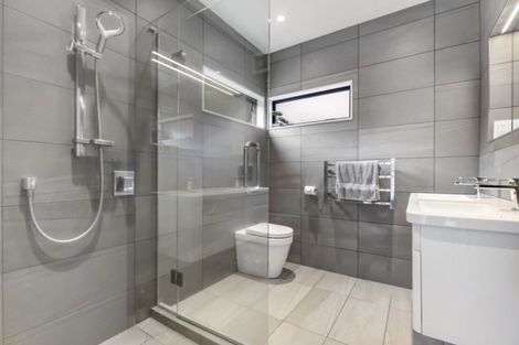 Photo of property in 2/24 Colonial Road, Birkenhead, Auckland, 0626