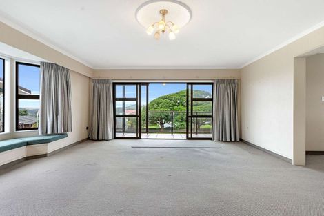 Photo of property in 5 Saint Ives Grove, Whalers Gate, New Plymouth, 4310