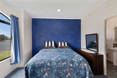 Photo of property in 18 Liddesdale Place, Papakura, 2110