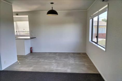 Photo of property in 1/84 Totaravale Drive, Totara Vale, Auckland, 0629