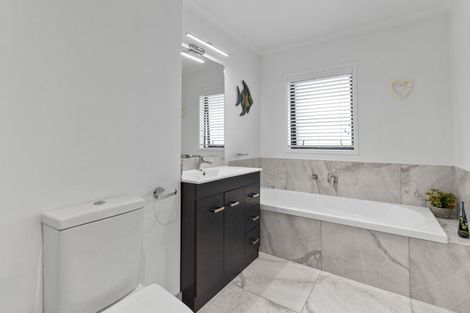 Photo of property in 18 Applemoors Way, Riverhead, 0820